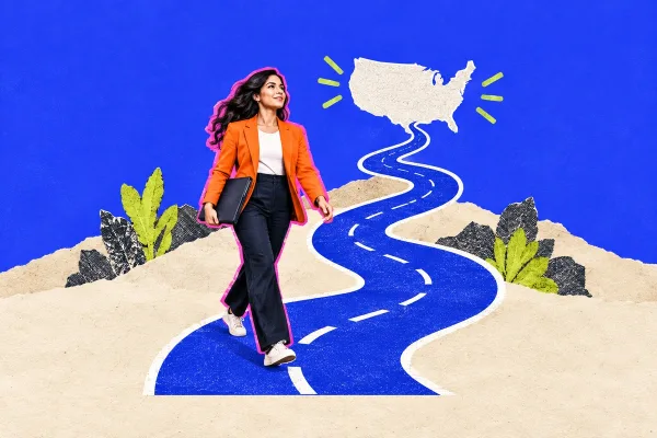 Emprendedora caminando por una ruta sinuosa hacia el mapa de Estados Unidos, símbolo de abrir una LLC desde el extranjero.